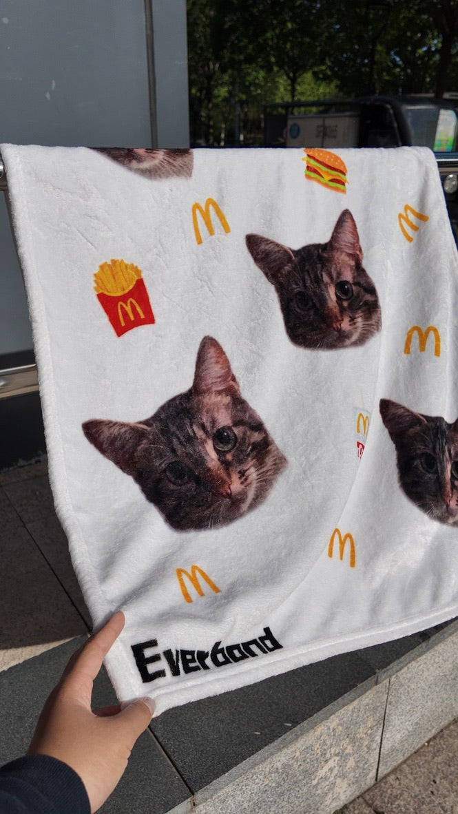 Custom “MeowDolnad” Pet Face Fleece Blanket – Soft & Cozy Personalized Cat or Dog Throw
